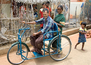 consegnato triciclo per disabbili di karaikal